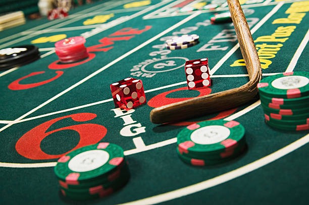 Live Draw broadcast interface showing Aviator crash multiplier and player entries on lomboktoto slot